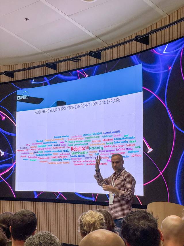 Una persona está presentando un gráfico con temas emergentes en un evento.