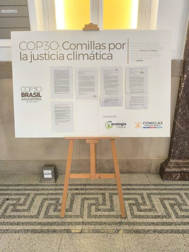 Panel informativo sobre la COP30 en Comillas, relacionado con la justicia climática.