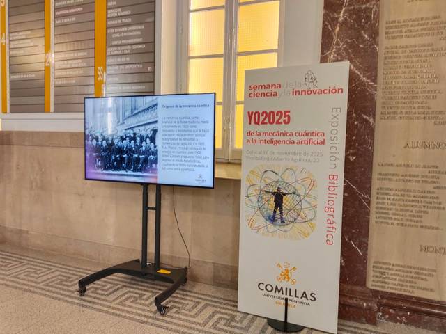 La imagen muestra una exposición sobre la mecánica cuántica y la inteligencia artificial en el evento Semana de Ciencia e Innovación en Comillas.