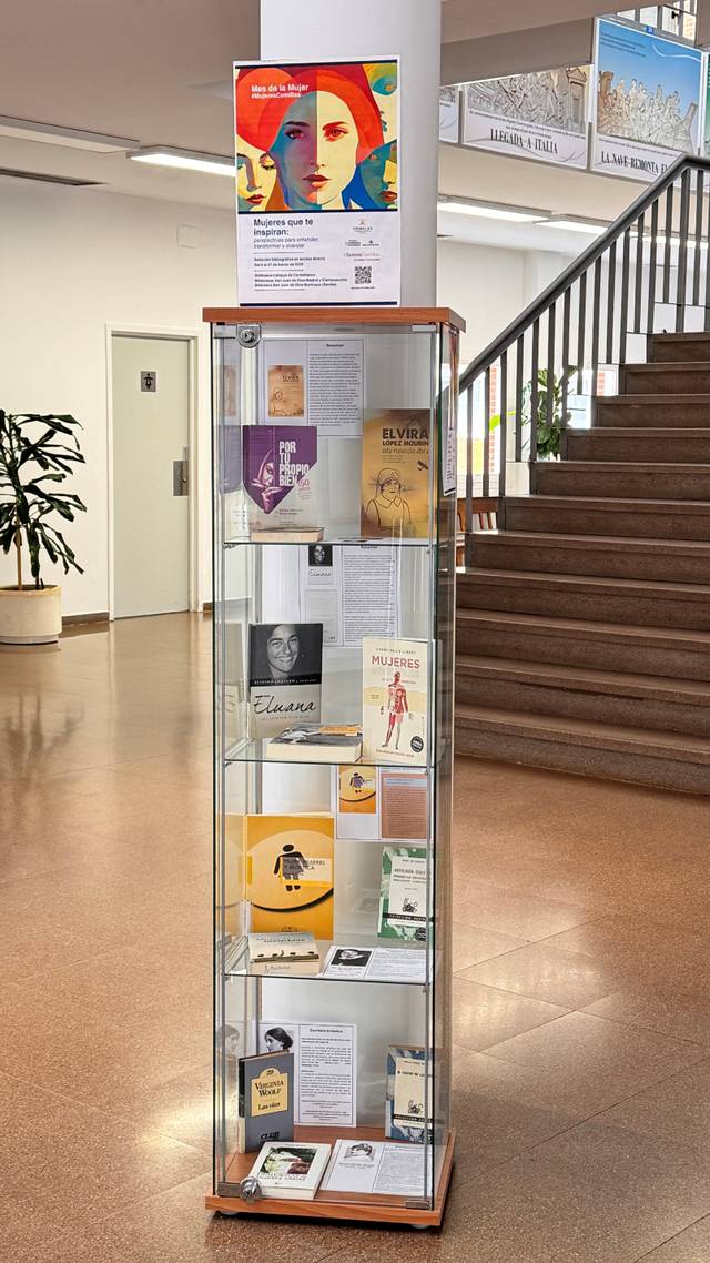 Una vitrina de exhibición con varios libros y una cartelería en la parte superior.