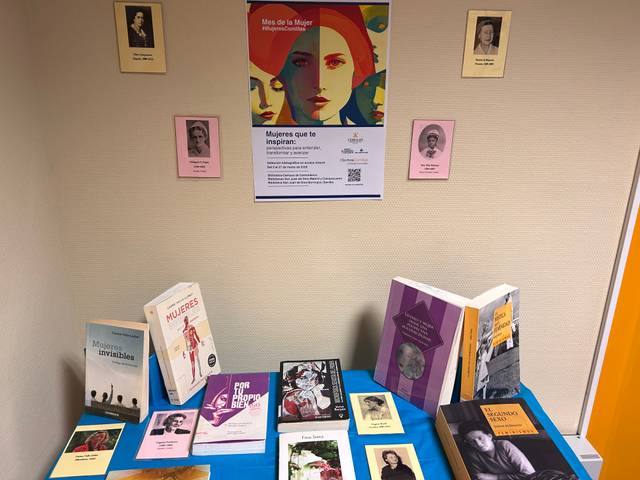 Exposición que celebra a mujeres influyentes a través de libros y retratos.