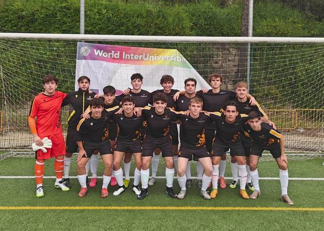 Grupo de jugadores de fútbol posando frente a la portería.