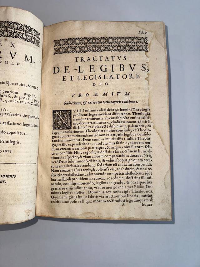 El texto muestra la página de un antiguo tratado titulado 'Tractatus de legibus et legislatore' con un diseño decorativo en la parte superior.