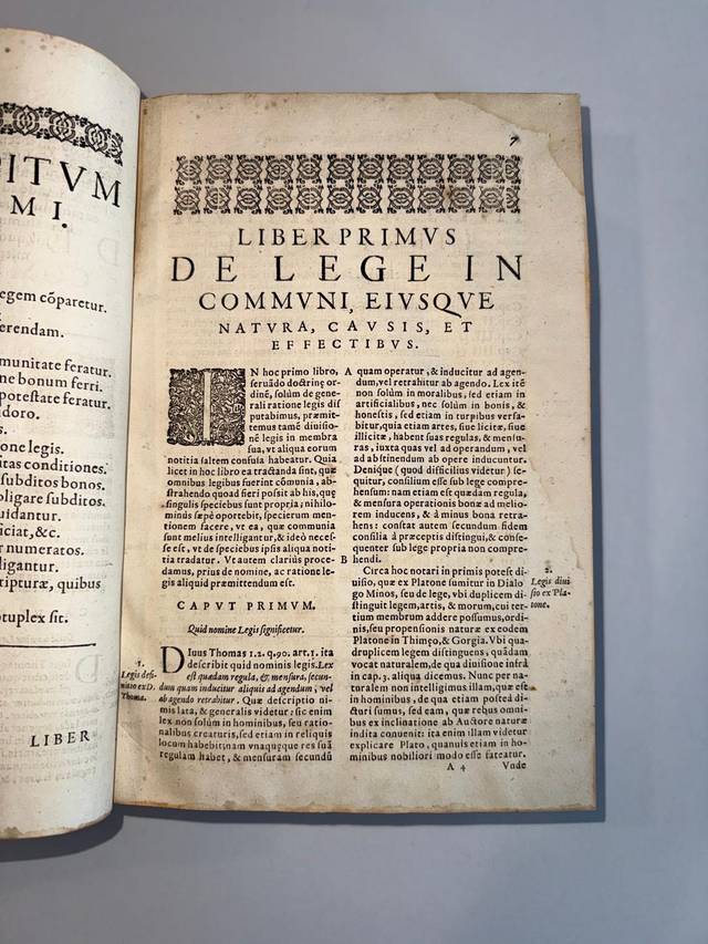 Página de un libro antiguo que trata sobre la ley y su naturaleza.