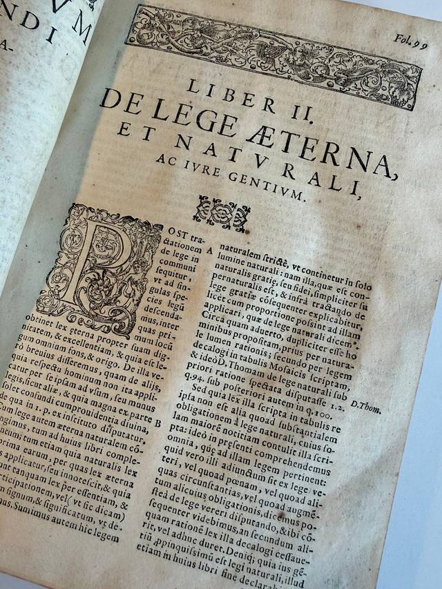 La imagen muestra una página de un antiguo libro con texto en latín sobre la ley eterna y natural.