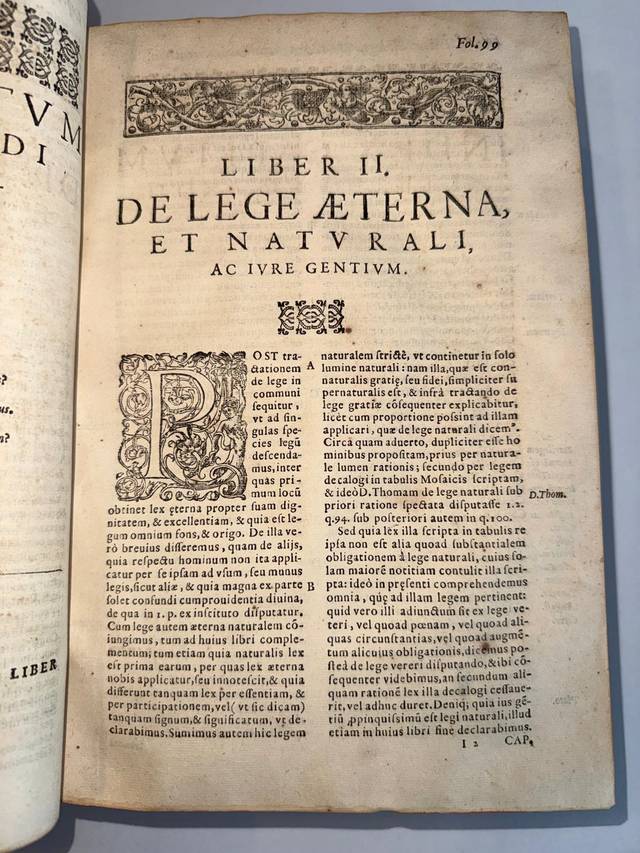 La imagen muestra una página de un libro antiguo titulada 'Liber II, de lege æterna, et naturali, ac iure gentium.'