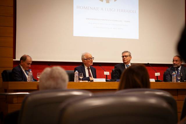 Un grupo de personas discutiendo en un evento en homenaje a Luigi Ferraroli.