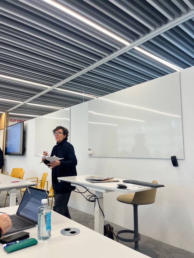 Una persona está presentando en una sala de conferencias moderna.