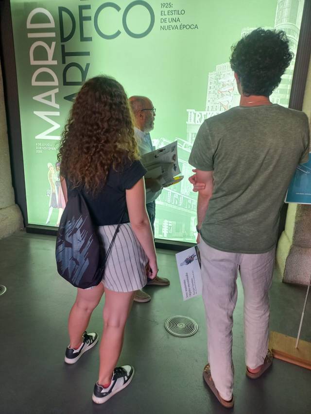 Un grupo de personas observa una exhibición sobre el estilo Art Decó en Madrid.