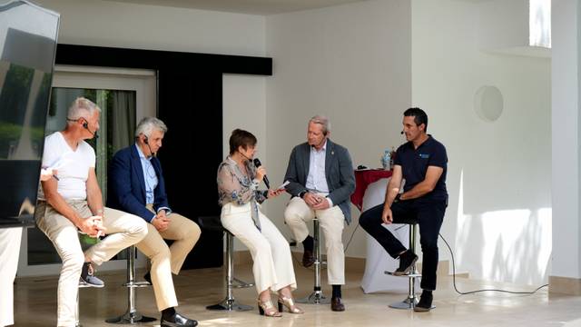 Foto 6_MESA REDONDA_OKKE VAN MOURIK_JOSÉ MARÍA GALOFRE_FRANCISCO J. LÓPEZ Y JESÚS RODRIGUEZ.jpeg