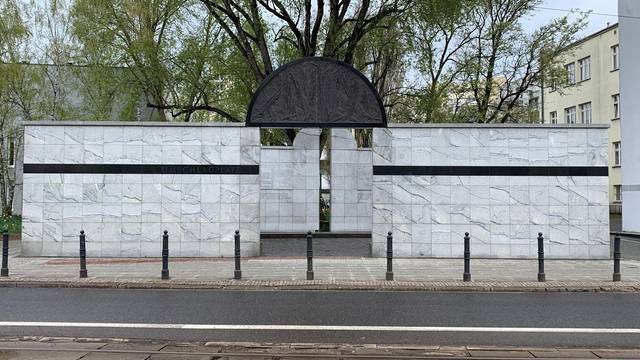 Una moderna estructura arquitectónica con paredes de mármol y un diseño minimalista.