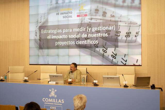 Una presentación sobre estrategias para medir el impacto social de proyectos científicos en un evento académico.
