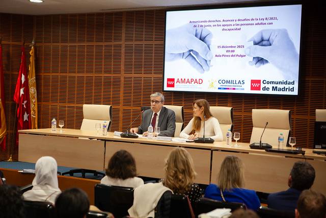 Un evento sobre derechos y apoyo a personas adultas con discapacidad se lleva a cabo en una sala con ponentes y una pantalla de presentación.