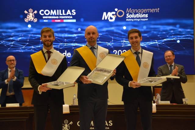 Tres graduados celebran su éxito académico en la Universidad Pontificia Comillas.