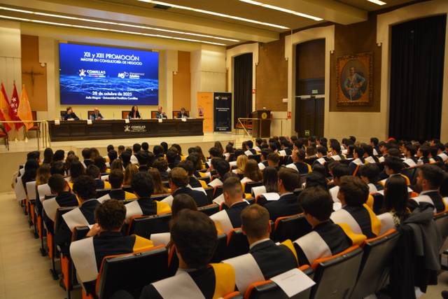 Ceremonia de graduación con estudiantes sentados en un auditorio.
