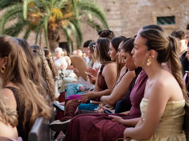 Un grupo de personas sentadas en un evento al aire libre, disfrutando de la organización y la atmósfera del lugar.