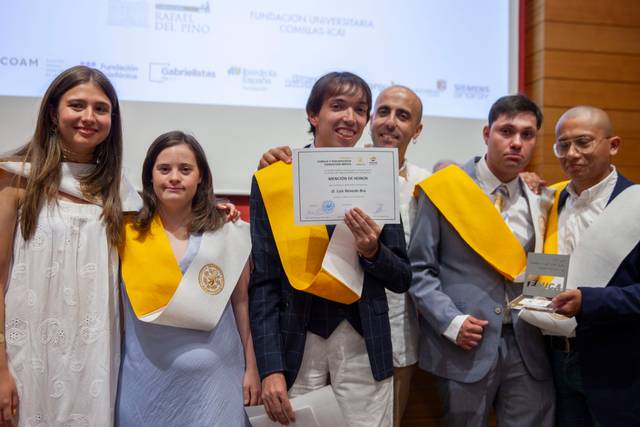 Grupo de graduados celebrando un acto académico con certificados.