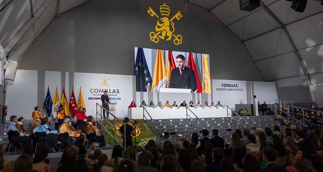 Un evento celebrado en un auditorio con un orador en un podio y una audiencia atenta.