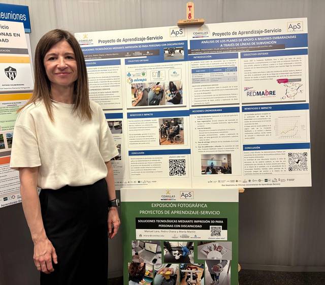 Profesora Marta Martín con el póster