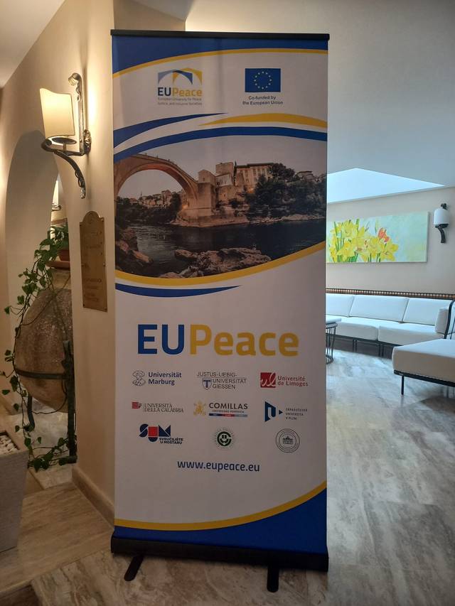 Un banner promocional del proyecto EUPeace que presenta una imagen de un puente y el logotipo de la Unión Europea.