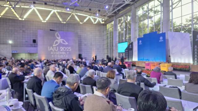 Una conferencia con un gran número de asistentes en un ambiente moderno.