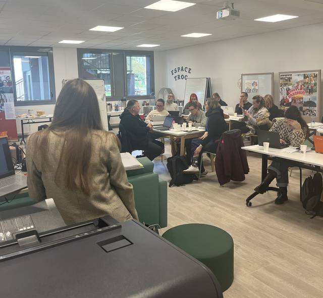 Un grupo de personas participa en una reunión en un espacio de trabajo moderno.