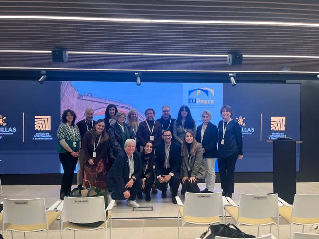 Un grupo de profesionales posando juntos en un evento relacionado con la paz en Europa.