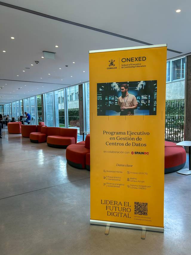 Imagen de un cartel promocional de un programa ejecutivo en gestión de centros de datos en un ambiente moderno.