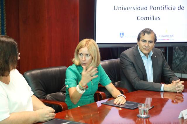Reunión en la Universidad Pontificia de Comillas con varios participantes discutiendo temas importantes.