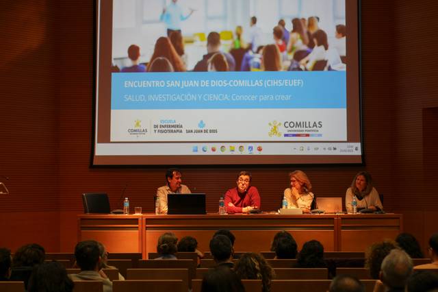 Una conferencia sobre salud, investigación y ciencia con varios ponentes en una sala llena de público.