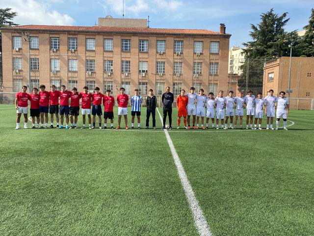 Dos equipos de fútbol formados en un campo de juego, listos para un partido.
