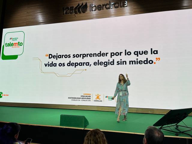 Una mujer presenta un mensaje inspirador en un evento, destacando la importancia de elegir sin miedo.