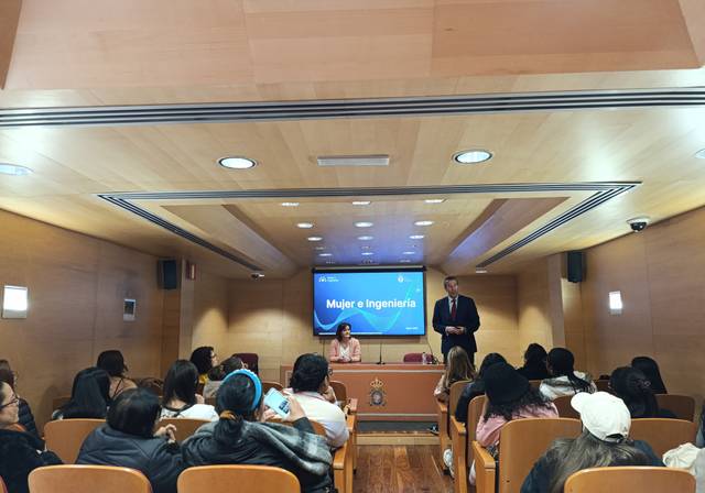 Una presentación en un auditorio sobre el papel de la mujer en la ingeniería.