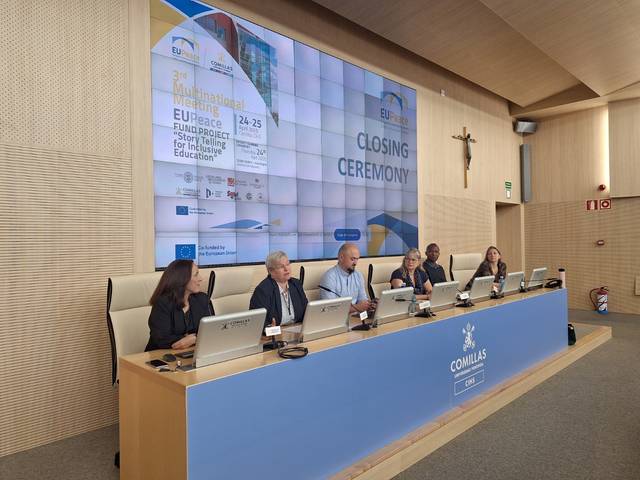Una mesa redonda durante la ceremonia de clausura de un evento sobre educación superior.