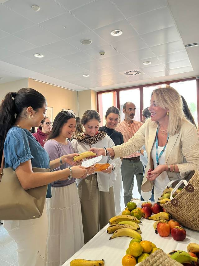 Un grupo de personas interactúa mientras se les ofrece comida en un evento social.