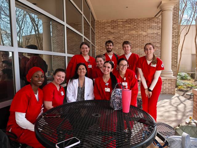 Grupo de estudiantes de enfermería en un descanso al aire libre.