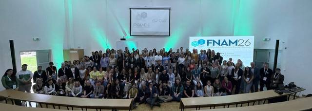 Fotografía grupal de asistentes al evento FNAM26.