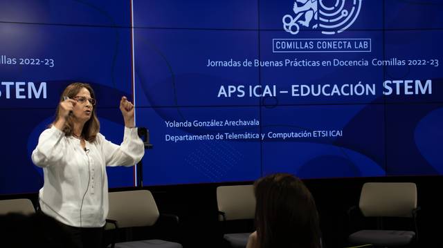 Yolanda González Arechavala presenta un taller sobre educación STEM en un evento educativo.