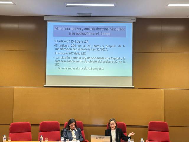 Una presentación sobre el marco normativo y análisis doctrinal en un salón académico.