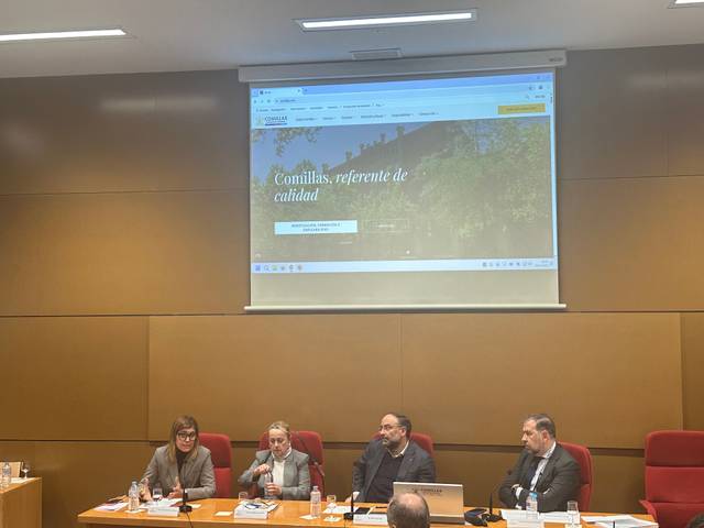 Una mesa redonda con varios ponentes discutiendo sobre un tema en un auditorio.