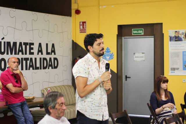 Un grupo de personas asiste a una presentación en un ambiente informal.