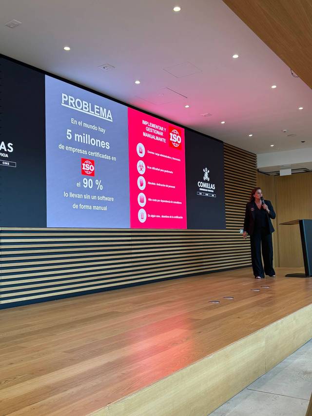Una ponente presenta datos sobre certificaciones ISO en un evento empresarial.