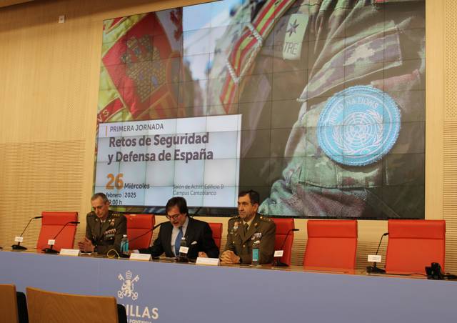 Un evento sobre los retos de seguridad y defensa de España con presentación en un auditorio.