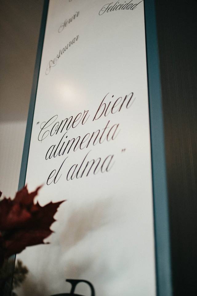 Una pared con una cita que dice 'Comer bien alimenta el alma'.