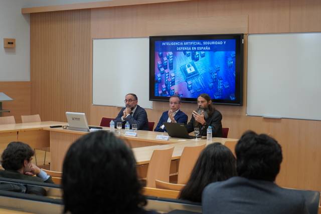 Un panel de expertos discute sobre inteligencia artificial, seguridad y defensa en España en un evento académico.