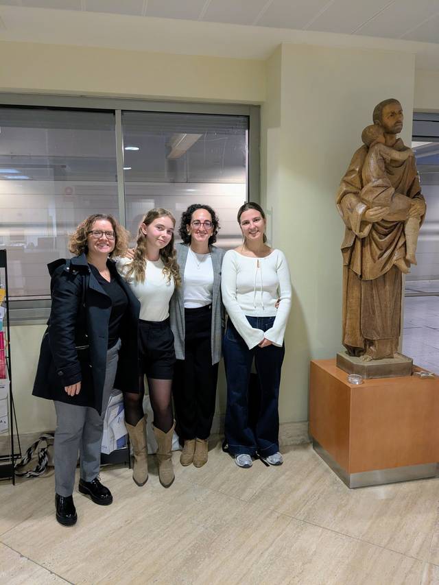 Valerie con estudiantes