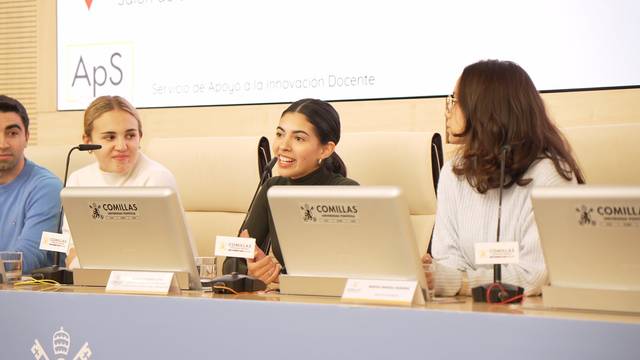 Cuatro personas están participando en una mesa redonda en un evento educativo.