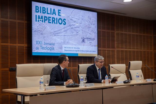 Imagen de una conferencia sobre la Biblia y los imperios en la Universidad de Comillas.
