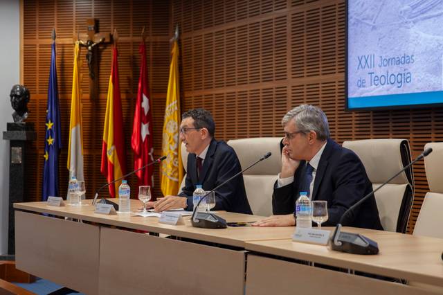 Una conferencia en las XXII Jornadas de Teología con dos ponentes sentados en una mesa.