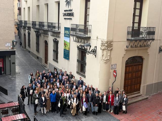 Vista general de los representantes de las editoriales universitarias reunidos en la Asamblea General de la UNE frente a la sede de la Universidad San Jorge, en Zaragoza.